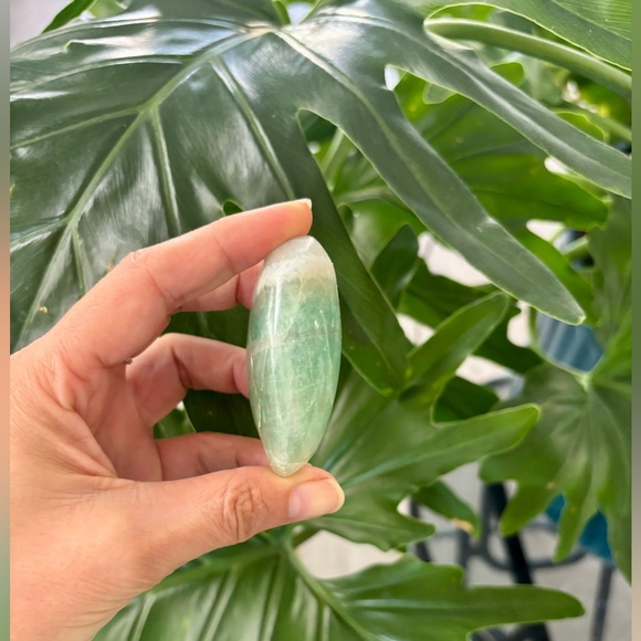 Green fluorite Palmstone - Picture 2 of 4